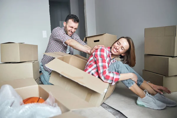 Hombre sacando a una dama sonriente de la caja de cartón —  Fotos de Stock