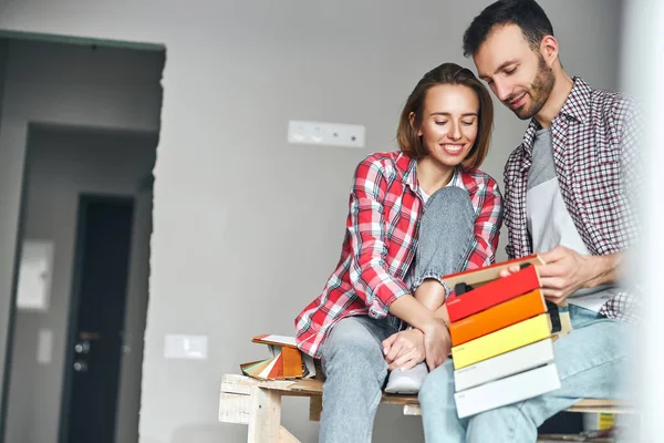 Pareja mirando un kit de muestra de fibra de color — Foto de Stock