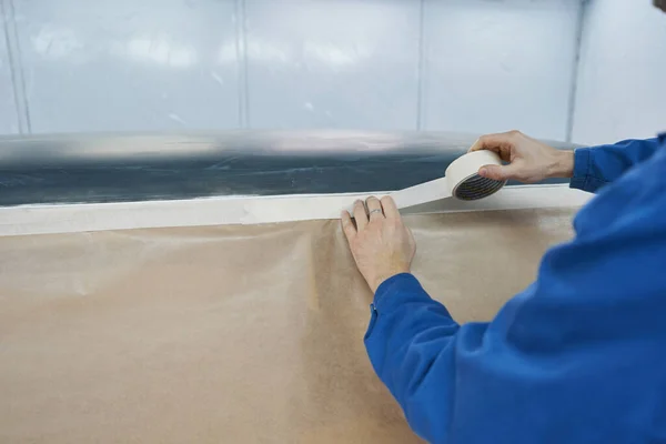 Proces van de voorbereiding van de auto voor het schilderen lichaam in de garage — Stockfoto