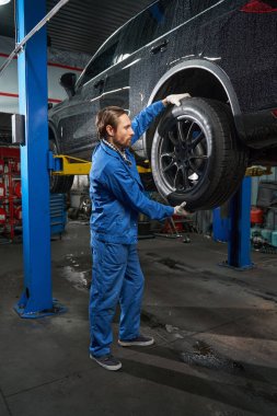 Tamirci benzincide çok çalışıyor.