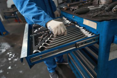 Benzin istasyonundaki adamın yakın plan fotoğrafı.