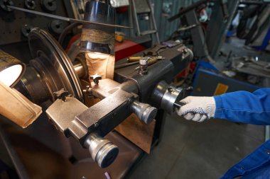 Hizmet merkezinde çalışan erkeğin yakın plan fotoğrafı.