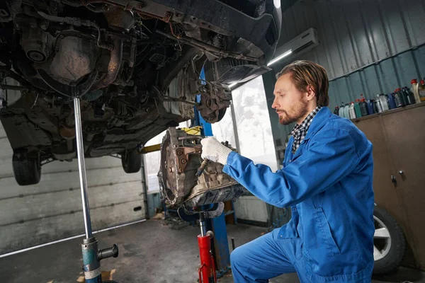 Proceso de reparación de automóviles en el centro de servicio —  Fotos de Stock