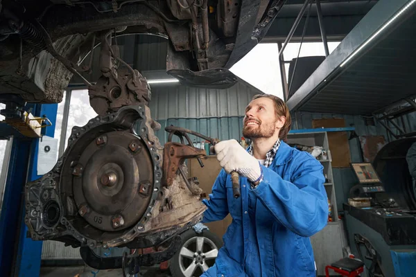 Diagnose des Zustands von Maschinenteilen im Servicezentrum — Stockfoto