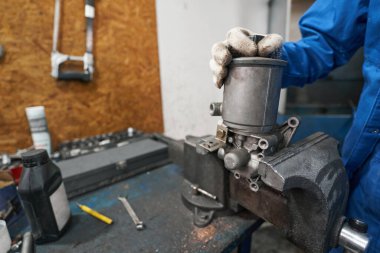 Garajda çalışan adamın yakın plan fotoğrafı.