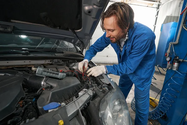 Mécanicien travaillant avec le dispositif et diagnostique la machine — Photo