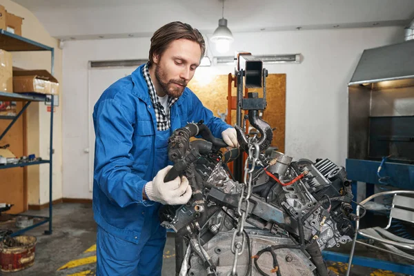Mechaniker inspiziert Auto-Detail bei der Wiederholung — Stockfoto