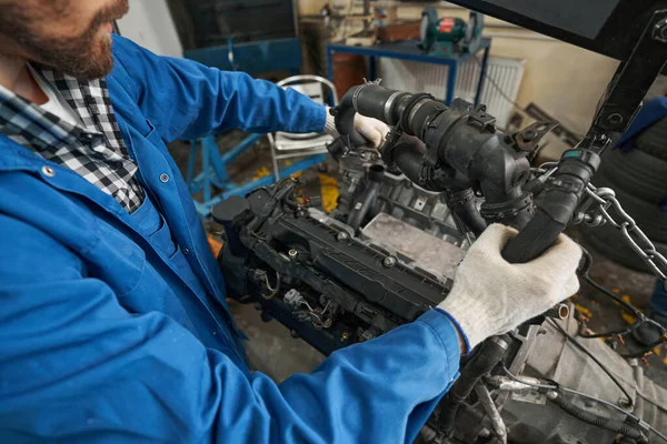 Nahaufnahme von Mechaniker Inspektion Auto Detail während der Reparatur — Stockfoto