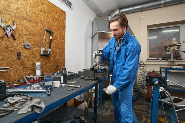 Portret mężczyzny w pracy w garażu — Zdjęcie stockowe