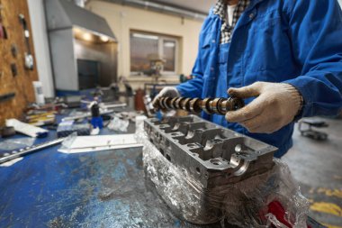 Tamirci araba müfrezesi ellerinde ve ona bakıyor.