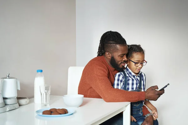 Fürsorglicher Vater verbringt Zeit mit seiner Tochter zu Hause — Stockfoto