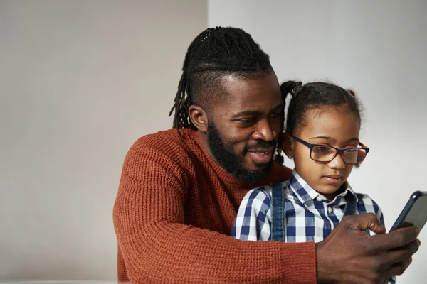 Junger Vater und kleines Mädchen benutzen Handy — Stockfoto