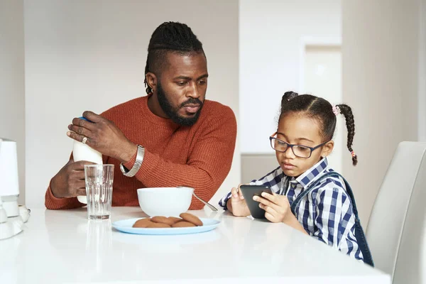 Afroamerikaner wird von seiner Tochter vorsichtig abgelenkt — Stockfoto