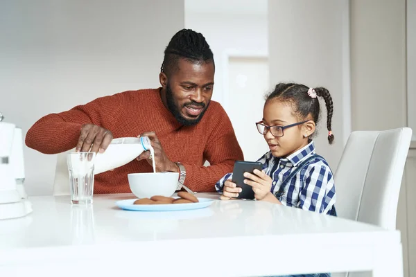 Jovencita contenta desayunando con su padre — Foto de Stock