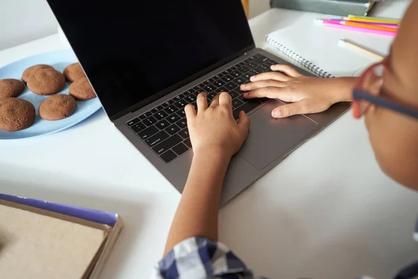 African American girl typing on laptop while sitting at her desk — Stock Photo, Image