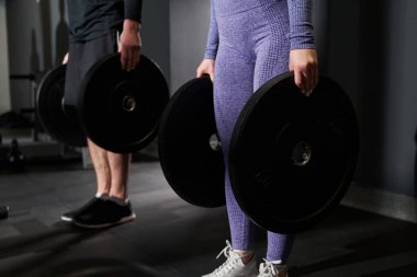 Spor salonunda antrenman yapan bir bayan.