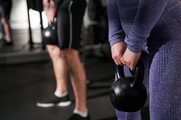 Närbild foto av kvinnor och män som tränar i fitness club — Stockfoto