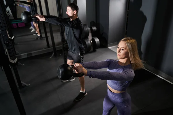 Stark dam och man utövar i fitness klubb — Stockfoto