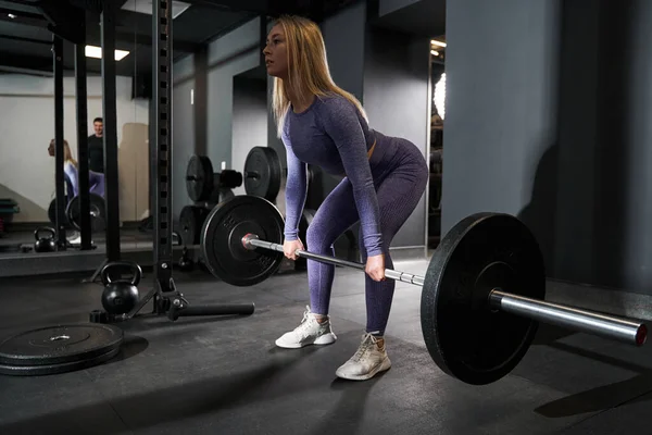 Actieve vrouwentraining in de fitnessclub — Stockfoto