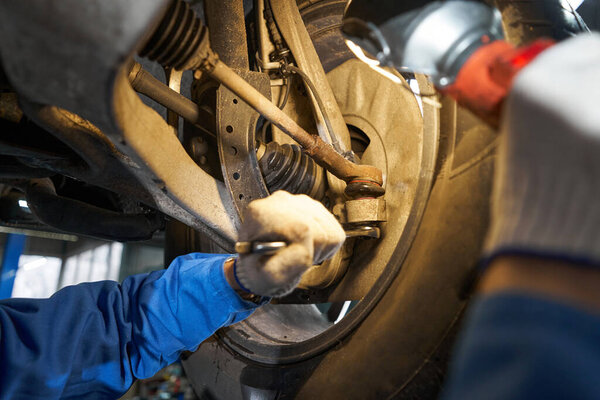 Человек проводит технический осмотр автомобиля