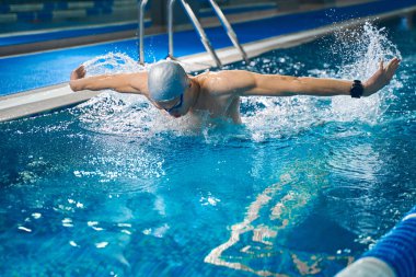 Genç adam akşam vakti bilardo antrenmanı yapıyor.