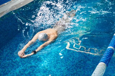 Havuzda sporcunun aktif eğitimi.