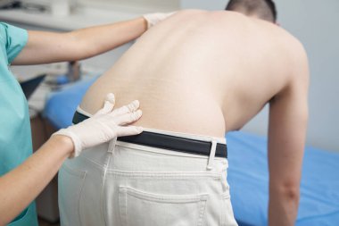 Tıbbi klinikte omurga tedavisi gören bir adam.