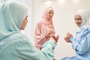 Dost canlısı kadınlar deriyle ilgilenir.