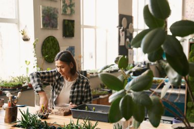 Çiçekli tasarımcı sanat objesi yapan kadın