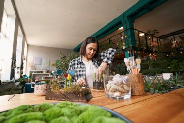 Stüdyoda çalışan kadının portresi.