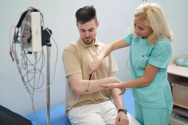 Jeune homme détendu lors d'une visite chez le neurologue — Photo