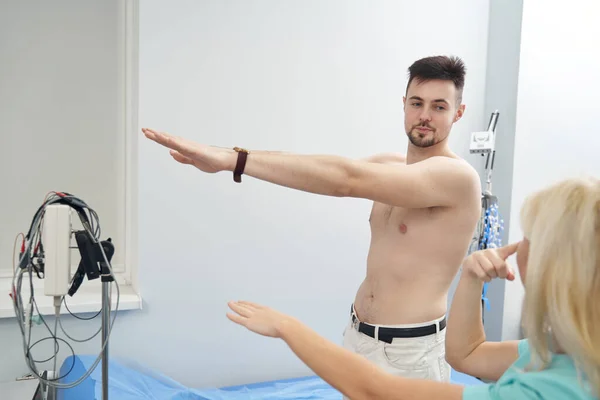 Hombre en topless alegre durante el examen en la clínica — Foto de Stock