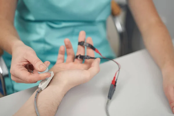 Hombre siendo examinado con sensores en el centro médico — Foto de Stock