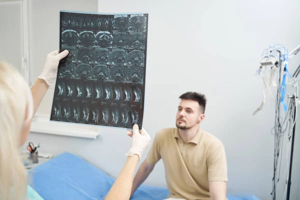 Hombre obtener resultados de rayos X en el consultorio médico — Foto de Stock