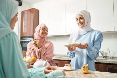 İyi ev sahibesi misafirlerini lezzetli bir yemekle karşılıyor.