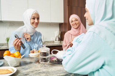 Haberleri paylaşmak ve modern aletler kullanmak.