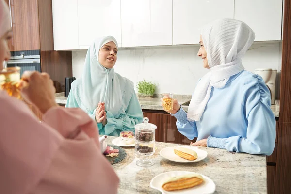 긴장 이 풀린 이슬람 여인들 이 집에서 차를 즐긴다 — 스톡 사진