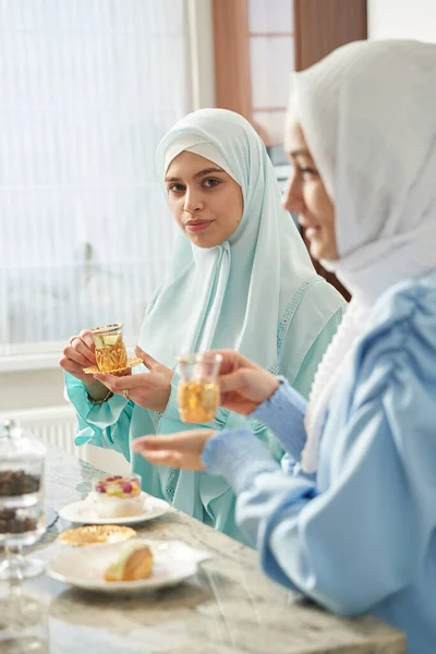 평온 한 이슬람 여성 집에서 차를 마시는 — 스톡 사진