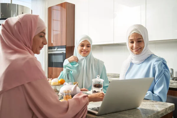 행복 한 이슬람 여성 집에서 온라인에 머물고 — 스톡 사진