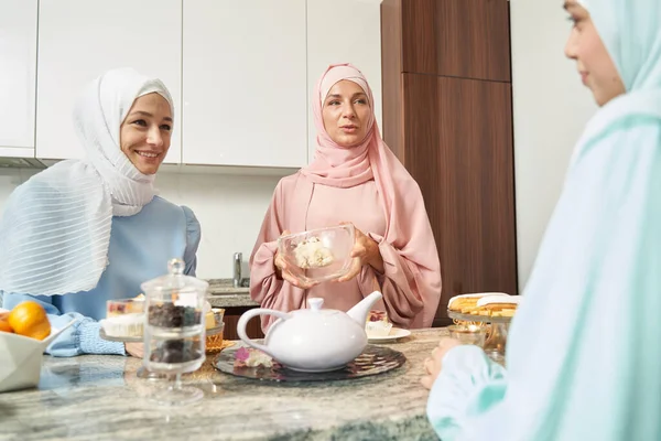 종교적 인 여자들 이 주방에서 디저트와 함께 보내는 시간 — 스톡 사진