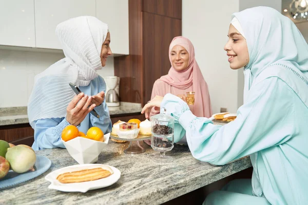 Mutfakta tatlı ile çay içen mutlu kadınlar