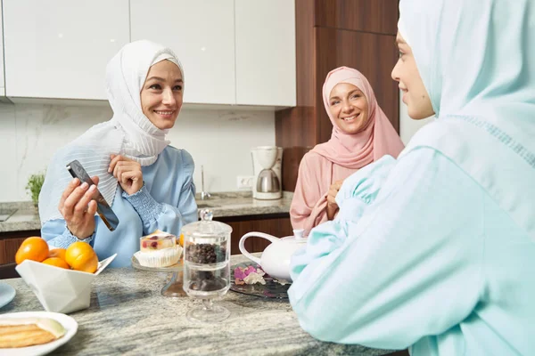 Haberleri paylaşmak ve modern aletler kullanmak.