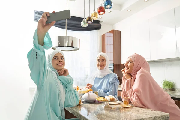 Rahatlamış kadınlar fotoğraf için poz veriyorlar.