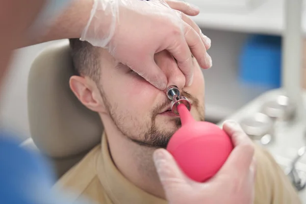 Чоловік пацієнт, який ніс лікується в клініці — стокове фото