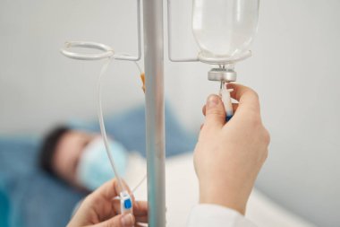 Hasta adam hastanede doktor tarafından tedavi ediliyor.