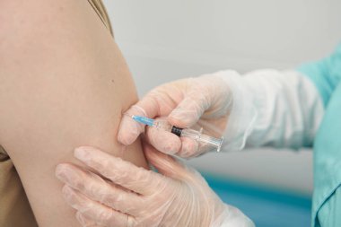 Adam klinikte profesyonelce aşılanıyor.