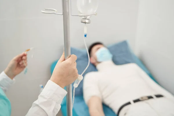 Muž v postýlce kapání procedura v nemocnici — Stock fotografie