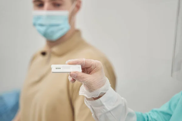 Homem passando teste para verificar o vírus no médico — Fotografia de Stock