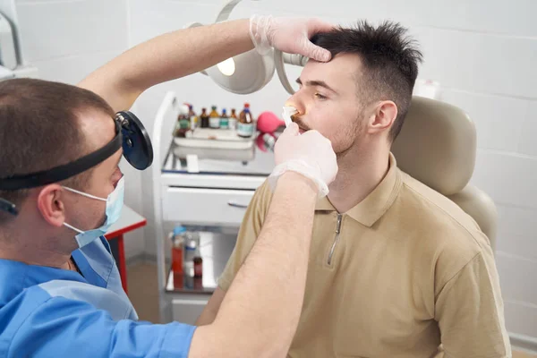 Ung man under utnämning på otorhinolaryngologist kontor — Stockfoto