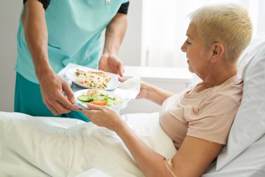 Emekliye sağlık merkezinde yemek tepsisi veriliyor